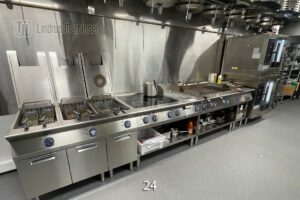 Varmlinjen består av frityr, induksjon, stekeplate og kombidamper