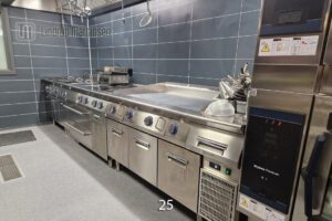 Resturant kjøkken og Elic med velutstyrt varmlinje.