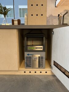 Isbitmaskin montert i underskap på Fram senteret.