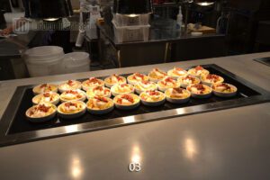 Varmeplate i herdet laminert glass, med rustfri flens for nedfelling. Leveres i seks lengder, 1,2,3,4,5 og 6 GN. Høyde flens 10 mm. Trinnløs termostat. Betjeningspanel for innfelling, Koblingsboks under varmeplaten. Temperaturområde, se produktkatalogen. RBVP-1GN, 08700001, RBVP-2GN, 08700002, RBVP-3GN, 08700003, RBVP-4GN, 08700004, RBVP-5GV, 08700005, RBVP-6GN, 08700006,