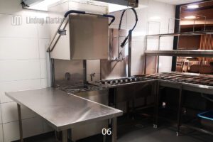 Oppvaskløsning med oppvaskmaskin hette, forspylerbasseng med rullebane, sprutskjerm, forspylerdusj, Benk for utlevering, tilpasset oppvaskmaskin (ren sone)